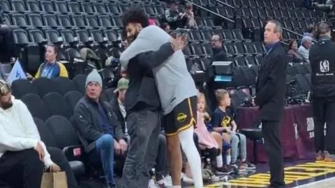 王大雷新赛季首红！踢倒刘鑫瑜事件引热议，VAR改判直红处罚